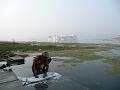 P1060444- Homme lavant son linge et lake palace hotel en arriere plan 